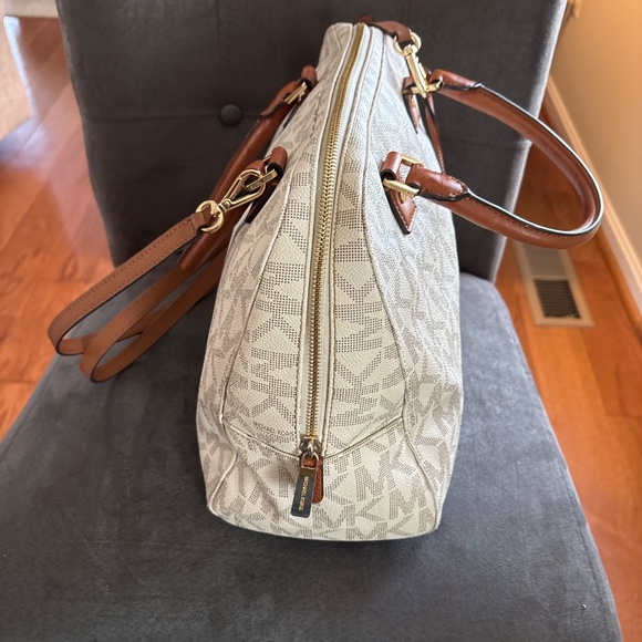 Michael Kors Signature Cindy Dome Satchel Crossbody Handbag Vanilla - Picture 5 of 7